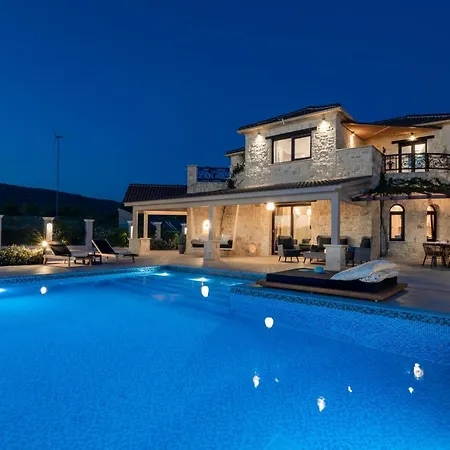 Koukouvayia Villa *